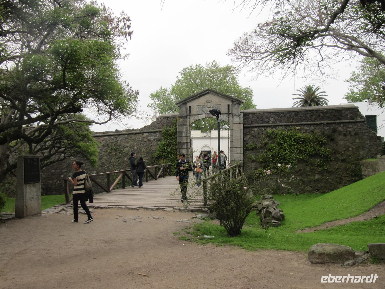 Eingang in die Altstadt von Colonia del Sacramento - Stadtmauer mit Tor