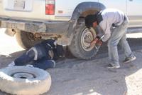 Reifenpanne im Andenhochland Boliviens