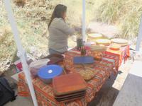 Roxanna bereitet das Mittagessen vor