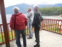 drei Herren starren auf den See