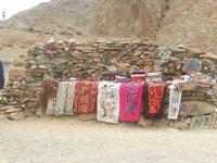 Souvenirhändler begleiten uns auf unserem Weg