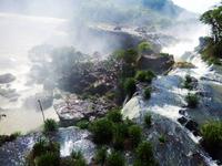 Wanderweg über den Wasserfällen