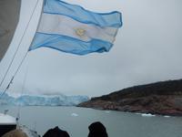 Perito Moreno mit argentinischer Flagge