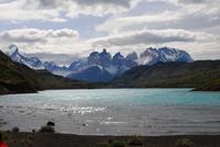 Pehoe-Fluß und Blick auf das Paine-Massiv