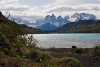 Pehoe-Fluß und Blick auf das Paine-Massiv