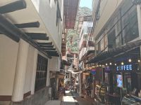 Gasse mit Geschäften im Ort Machu Picchu Peru @ Anette Rietz EHT