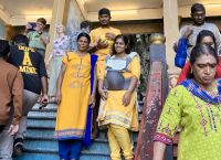 Die glueckliche Familie nach der Taufe