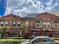 Altes Gebaeude mitten in den Glasspalaesten