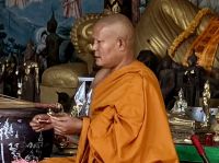 Der Moench vergibt Freundschafts-Armbaender