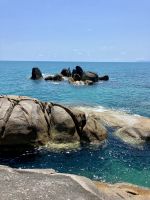 Schoene Steinformationen im kristallenen Meer