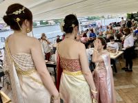 Ohh die Damen kommen auch in unser feines Restaurant zum Mittagsmahl