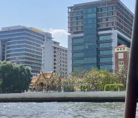 Auf der Flussfahrt vorbei an Tempel und Kirchen