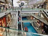 Shopping Mall in Singapur mit Gondoliere