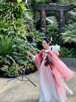 Asiatin vor Maori Tor