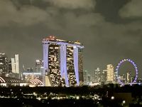 Abendbeleuchtung der Marina Bay mit Riesenrad