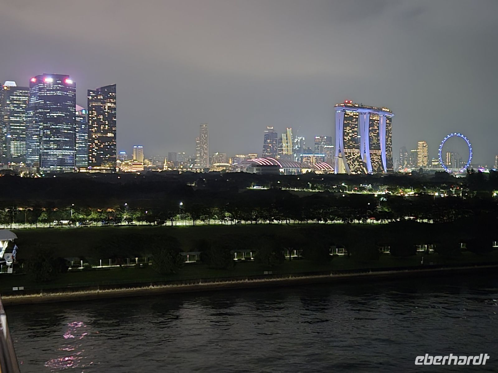 Blick vom Schiff auf Singapur