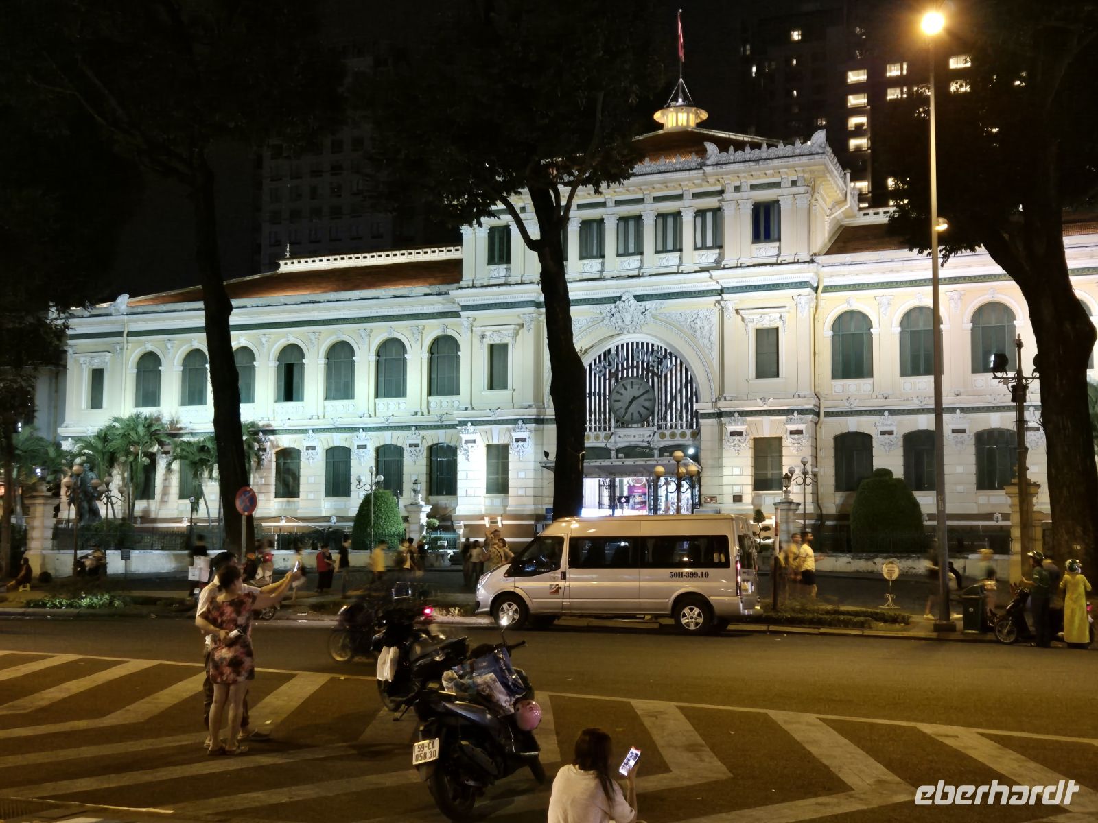 Rundfahrt durch Saigon, Postamt