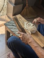 Holzschnitzereien im Ban Ou Dorf