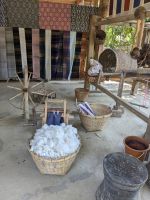 Baumwolle spinnen im Ban Ou Dorf