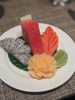 Dessert, liebevoll geschnitztes Obst in Blumenform