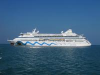 0119 AIDAaura auf Reede vor Koh Samui