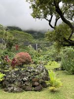 Bora Bora - Inselrundfahrt mit den Jeeps - zu Besuch bei einer Künstlerin die Pareo Tücher herstellt 