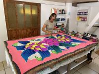 Bora Bora - Inselrundfahrt mit den Jeeps - zu Besuch bei einer Künstlerin die Pareo Tücher herstellt 