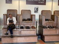 Stadtrundfahrt in Los Angeles - historisches Viertel El Pueblo - Schuhputzer am Bahnhof