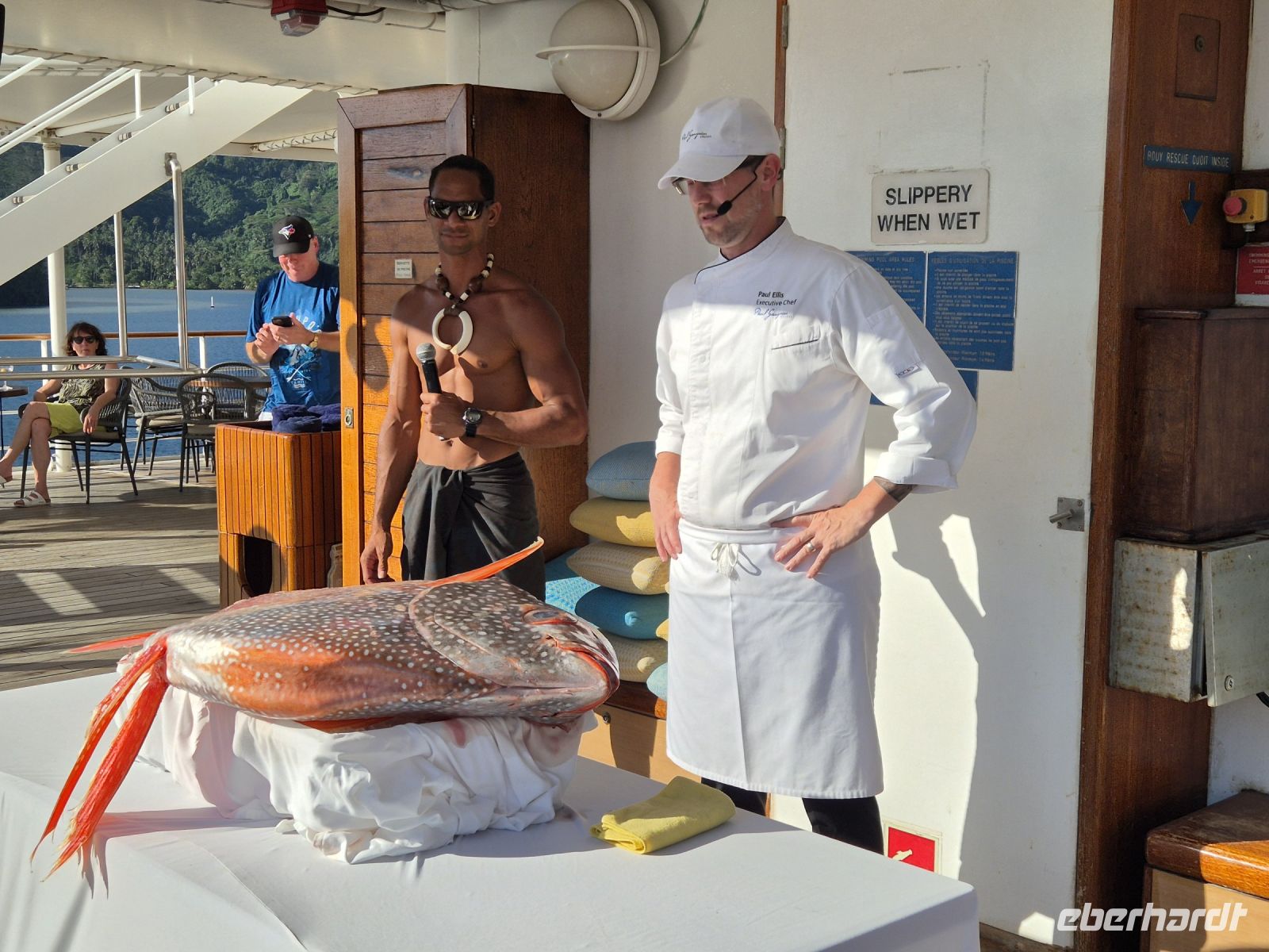 ein Mondfisch wird für´s Abendessen filetiert