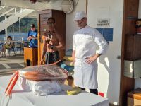 ein Mondfisch wird für´s Abendessen filetiert