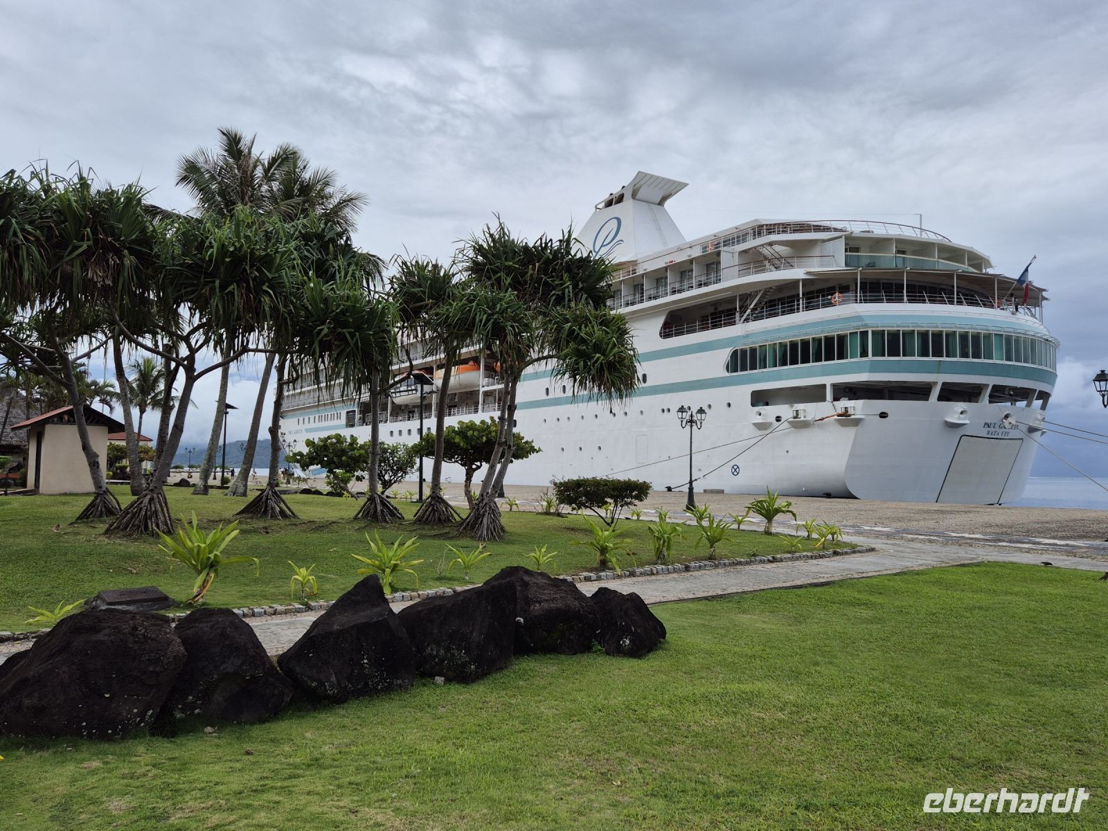 die Paul Gauguin im Hafen von Uturoa auf Raiatea