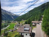 Sulden und in Bildmitte am Waldrand Hotel Marlet