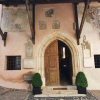 Südtirol, Vinschgau, Tschars, Eingangsportal und Fresken an der Kirche