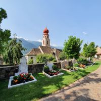 Südtirol, Vinschgau, Tschars, Friedhof und Kirche