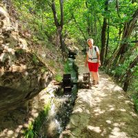 Südtirol, Vinschgau, Wanderreiseleiterin Ria am Tscharser Waalweg