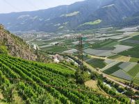 Südtirol, Blick in den Vinschgau bei Schloss Juval