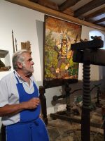 Südtirol, Weingut Rametz, Sepp bei den Erläuterungen zum Saltner (Weinbergwärter)