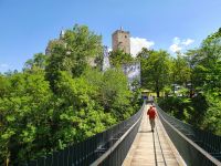 Südtirol, Pustertal, Hängebrücke zum Schloss Bruneck