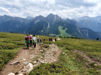 Abstieg vom Kronplatz zum Furkelsattel mit Blick zum Heiligkreuzkofen und Seekofel