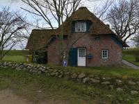 Altes Friesenhaus mit Steinwällen umgeben (Friesenwall) in Keitum.