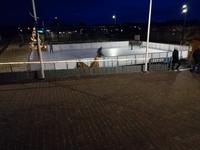 Scheinbar eine Eisbahn - nein, eine Kunststoffbahn für Rollerblades.