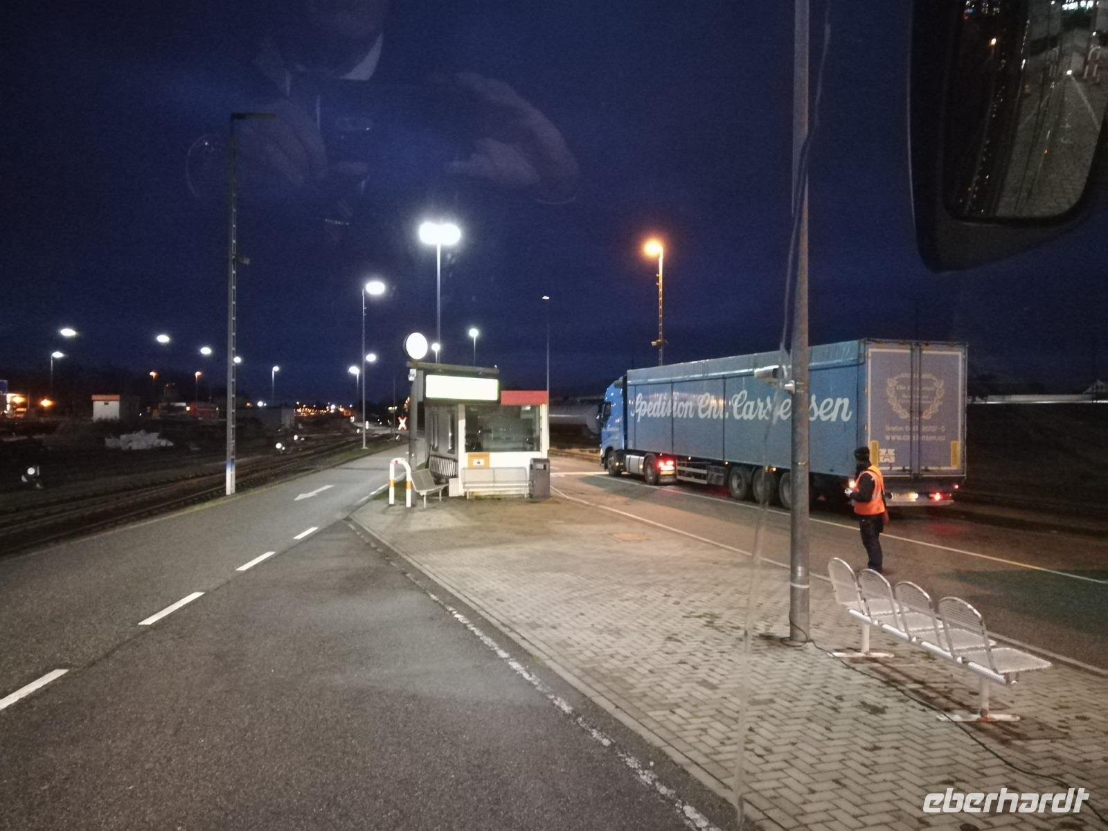 Kurz vor der Busverladung für die Fahrt mit dem Autoreisezug über den Hindenburgdamm.