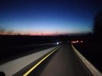 ... aber die Windräder drehen sich bereits im Sonnenaufgang.