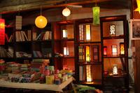 162 aus Reispapier werden Lampen hergestellt