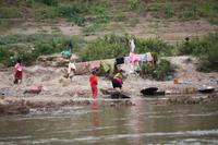 228 Goldsuche mit riesigen Schüsseln