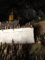 231 in der Pak Ou Höhle mit unzähligen Buddhas