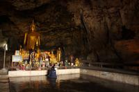 417 in der Buddhahöhle nahe der Holzbrücke