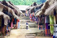 Im Dorf der Langhalsfrauen