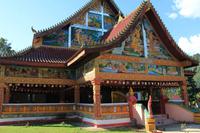 Klosteranlage im Dorf der Minderheit „Lao Lum“