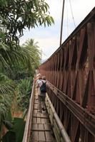 über die Brücke zum Hotel